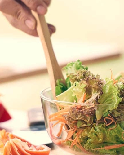 Persona con ensalada saludable